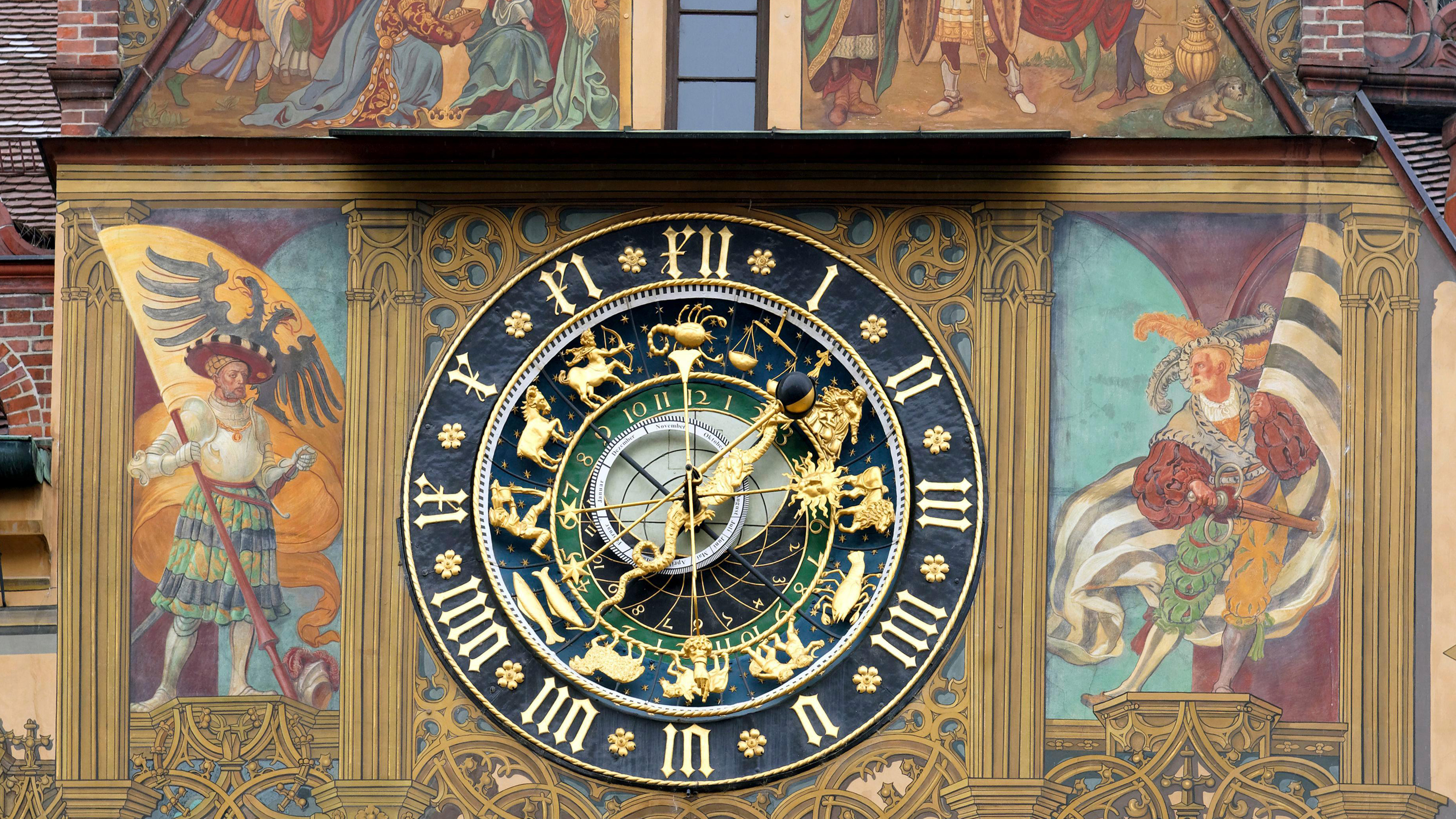 Rathaus Ulm, Astronomische Uhr aus dem 16. Jahrhundert, Ulm, Baden-Württemberg (© Hemis/Alamy Stock Photo)