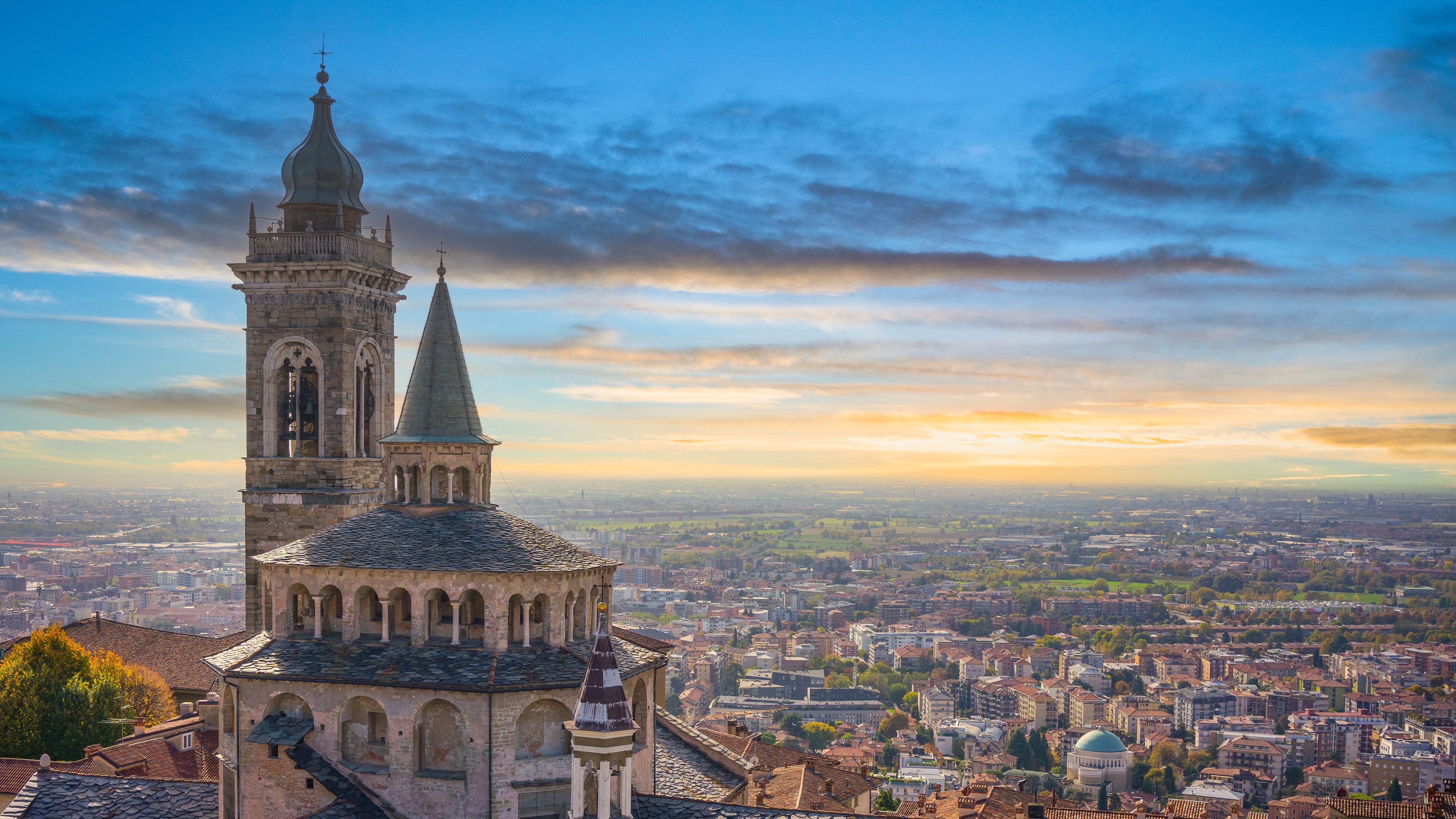 Vista di Bergamo Alta durante il tramonto, Lombardia, Italia (© Deimagine/Getty Images)