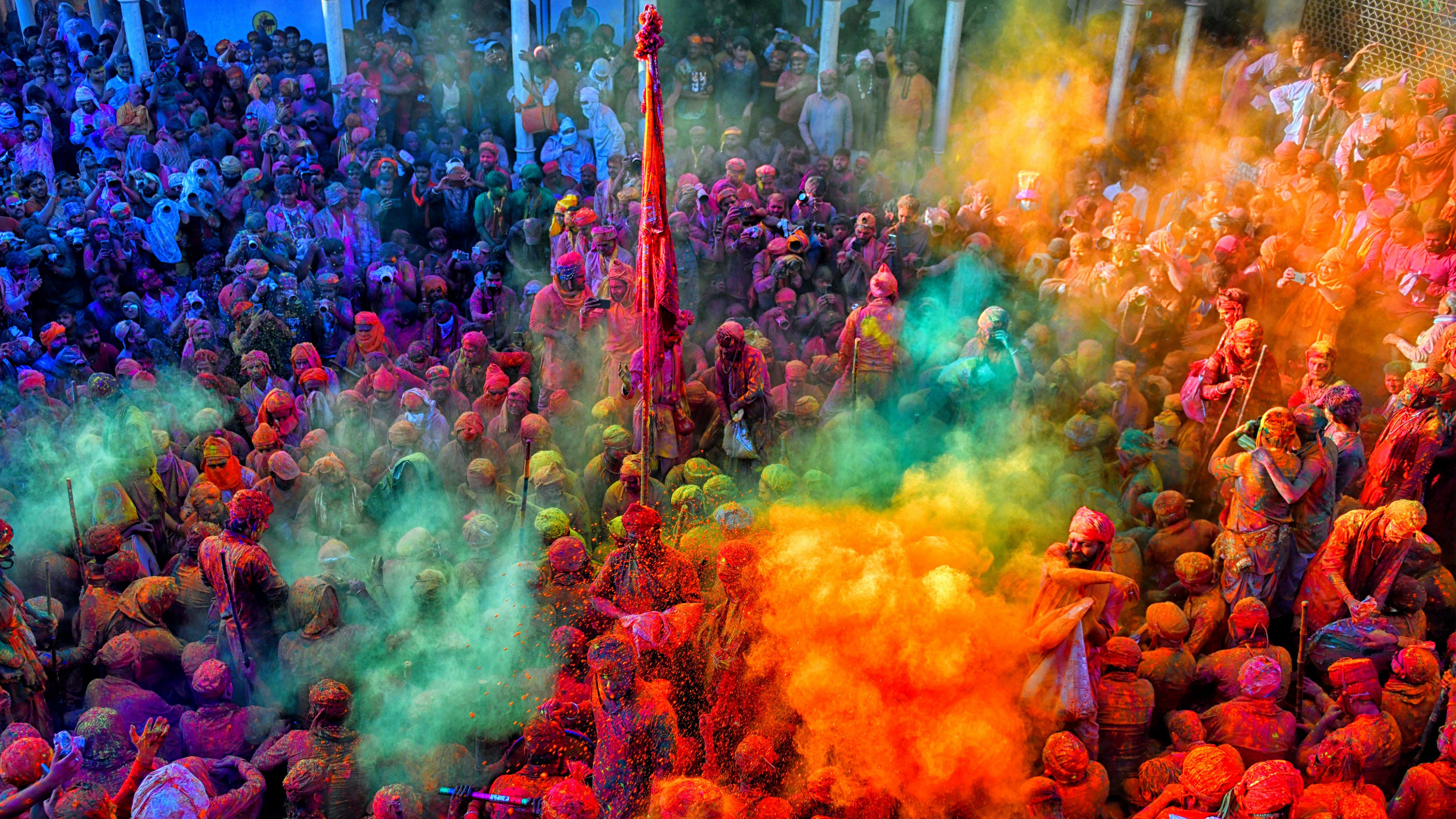 カラフルな色粉を投げ合う様子, インド (© Avishek Das/SOPA Images/LightRocket via Getty Images)