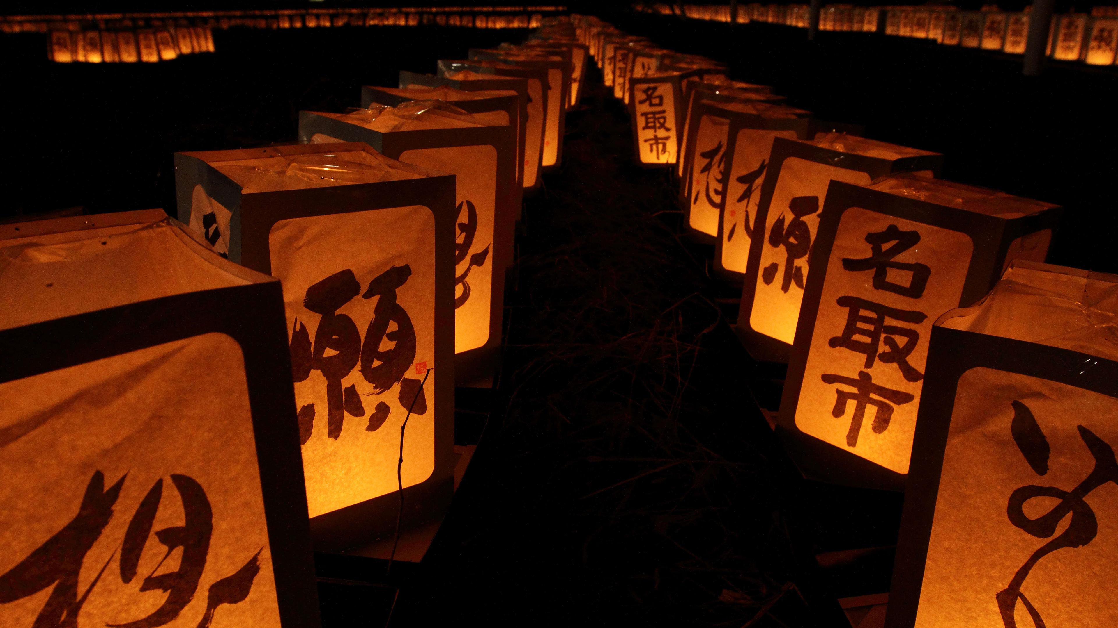 追悼イベントの灯籠, 宮城県 名取市 (© Satoshi Takahashi/Getty Images)