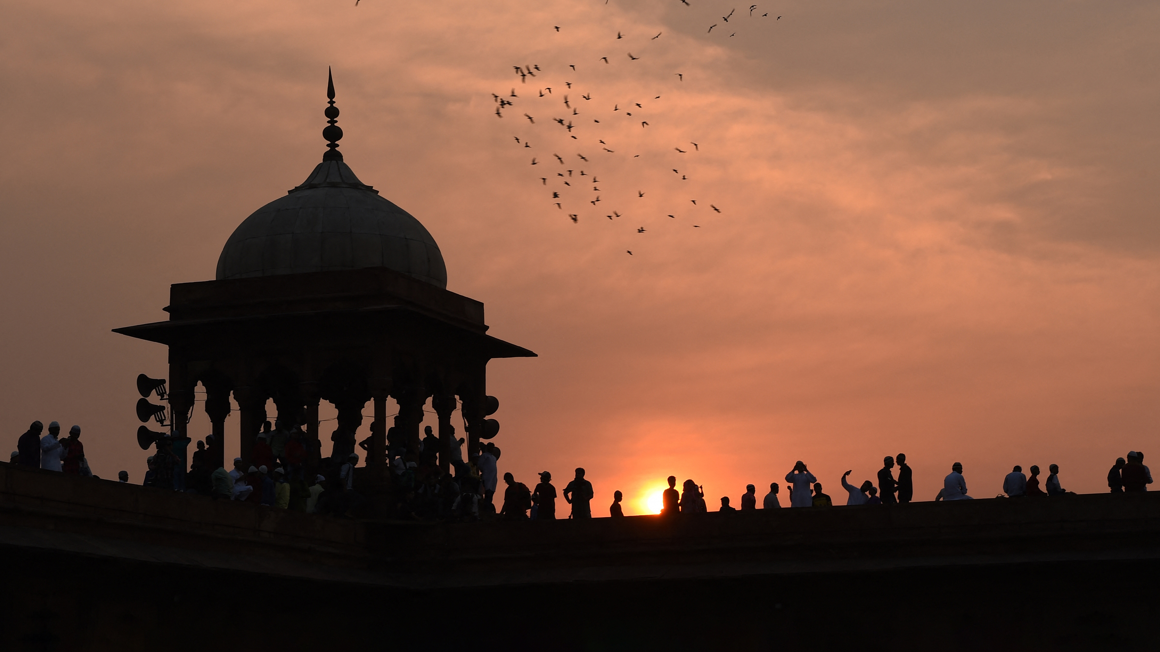 Muslims gather to offer prayers during Eid al-Fitr at Jama Masjid in New Delhi (© MONEY SHARMA/Getty Images)