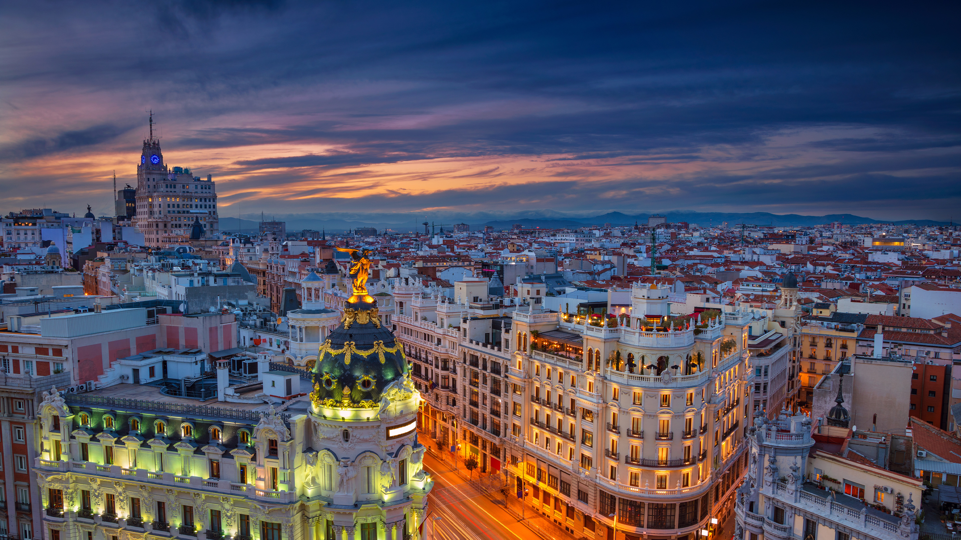 Gran Vía y Edificio Metrópolis en Madrid, España (© RudyBalasko/Getty Images)