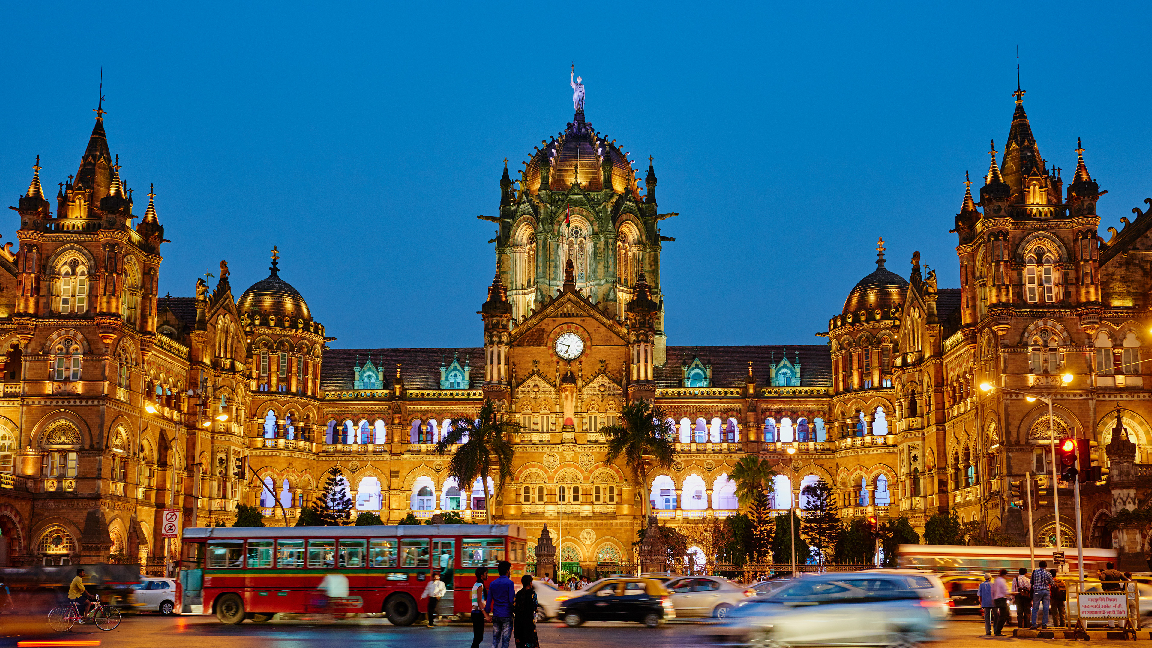 Maharashtra, Mumbai, Victoria Terminus railway station (© Tuul & Bruno Morandi/Getty Images)