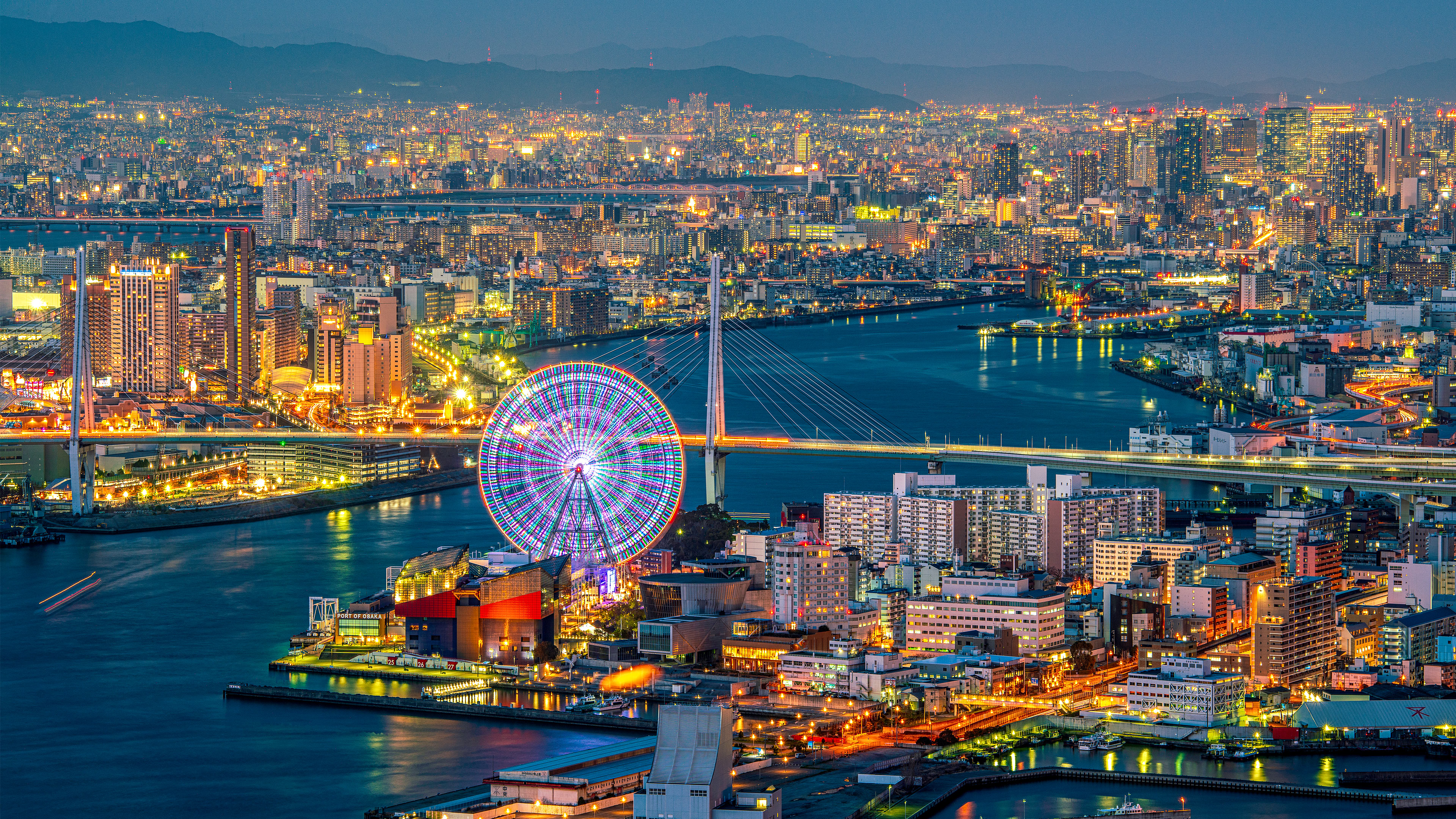 Osaka bei Nacht, Japan (© wichianduangsri/Getty Images)