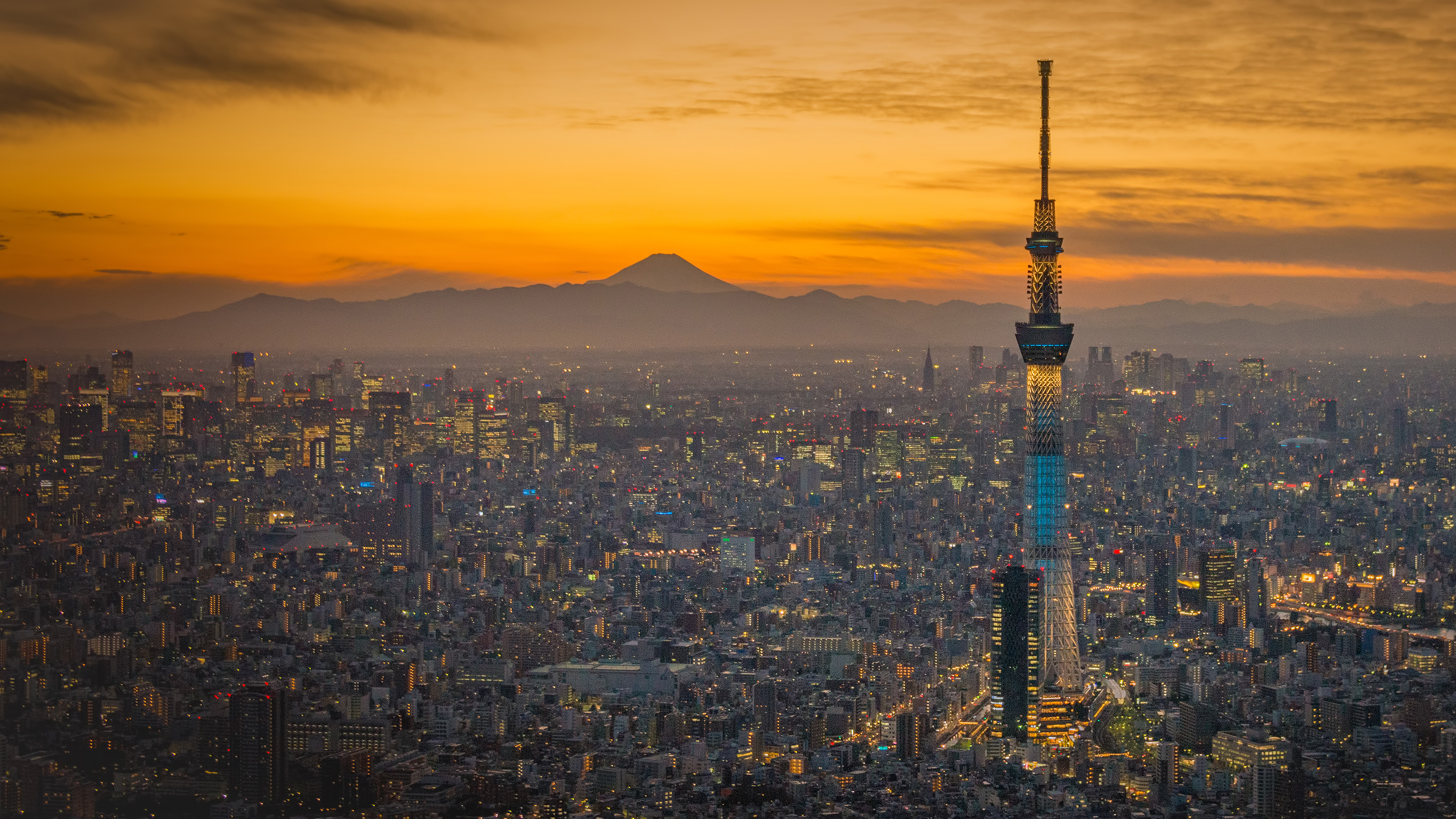 夕暮れの東京スカイツリー,  東京 (© Saha Entertainment/Getty Images)