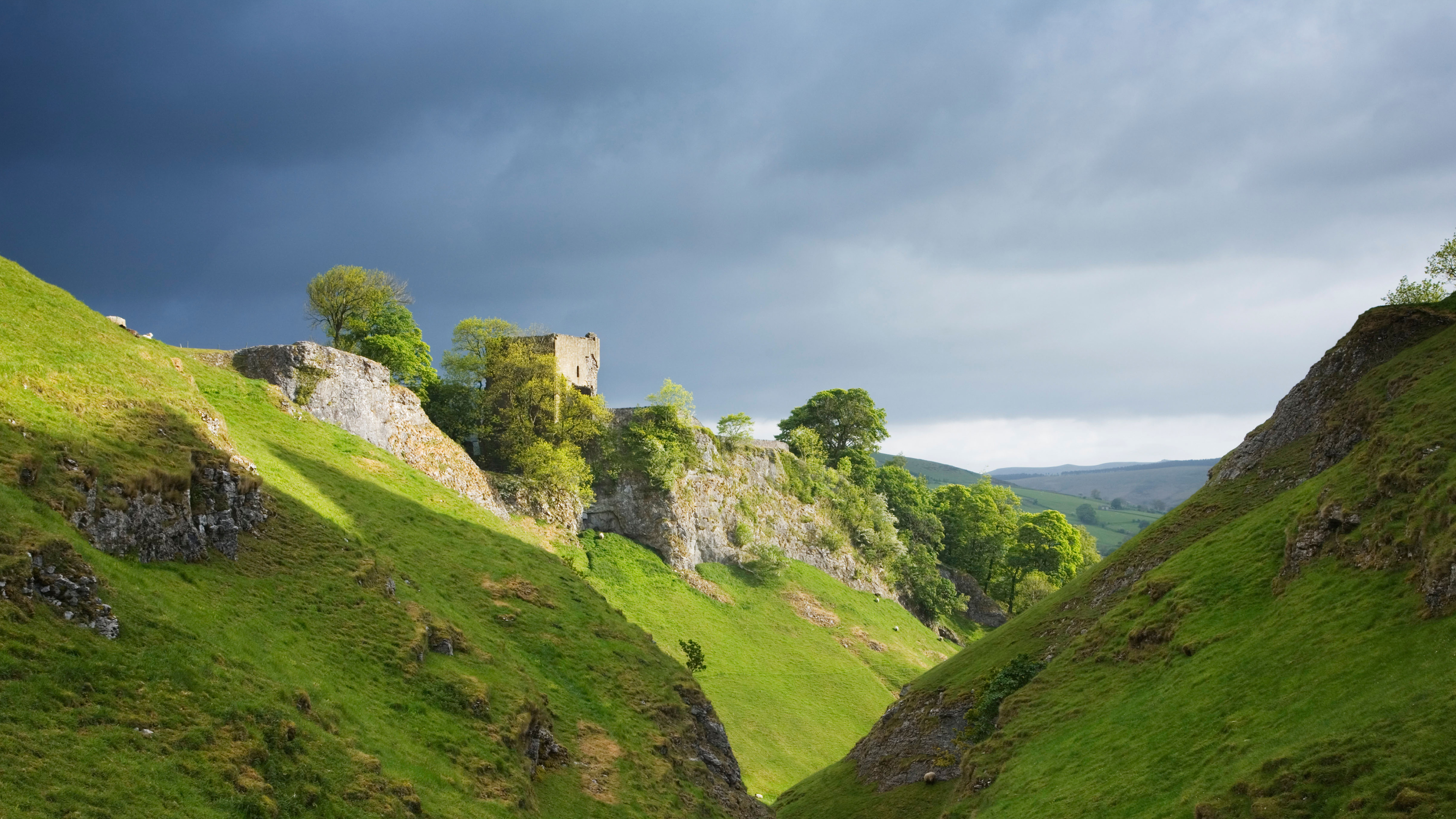 Cave Dale and Peveril Castle in Castleton, Peak District National Park, Derbyshire, England (© James Osmond/Alamy)