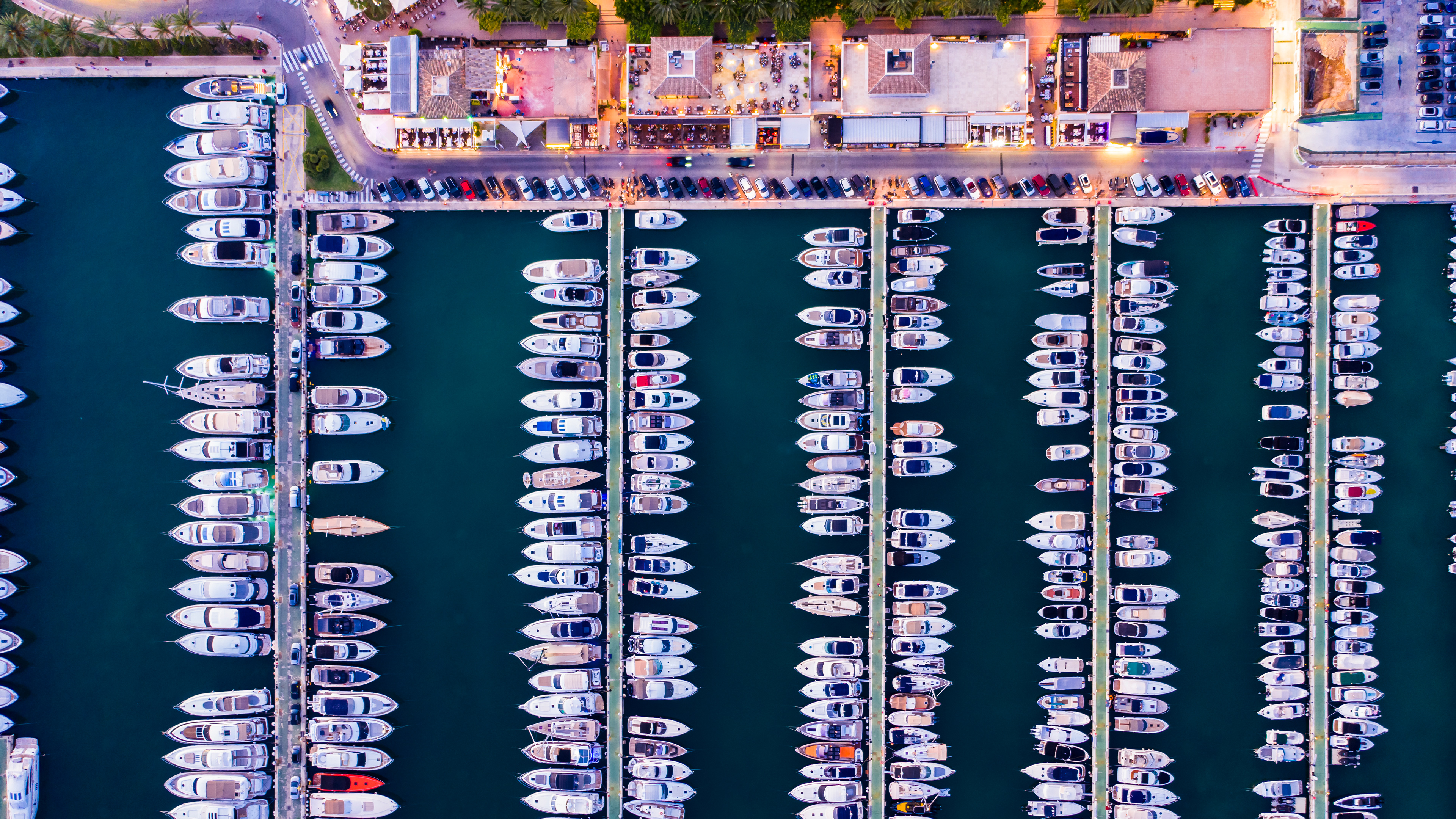 Vista aérea del puerto deportivo de lujo, Puerto Portals, Portals Nous, Mallorca, Islas Baleares, España (© Westend61/Getty Images)